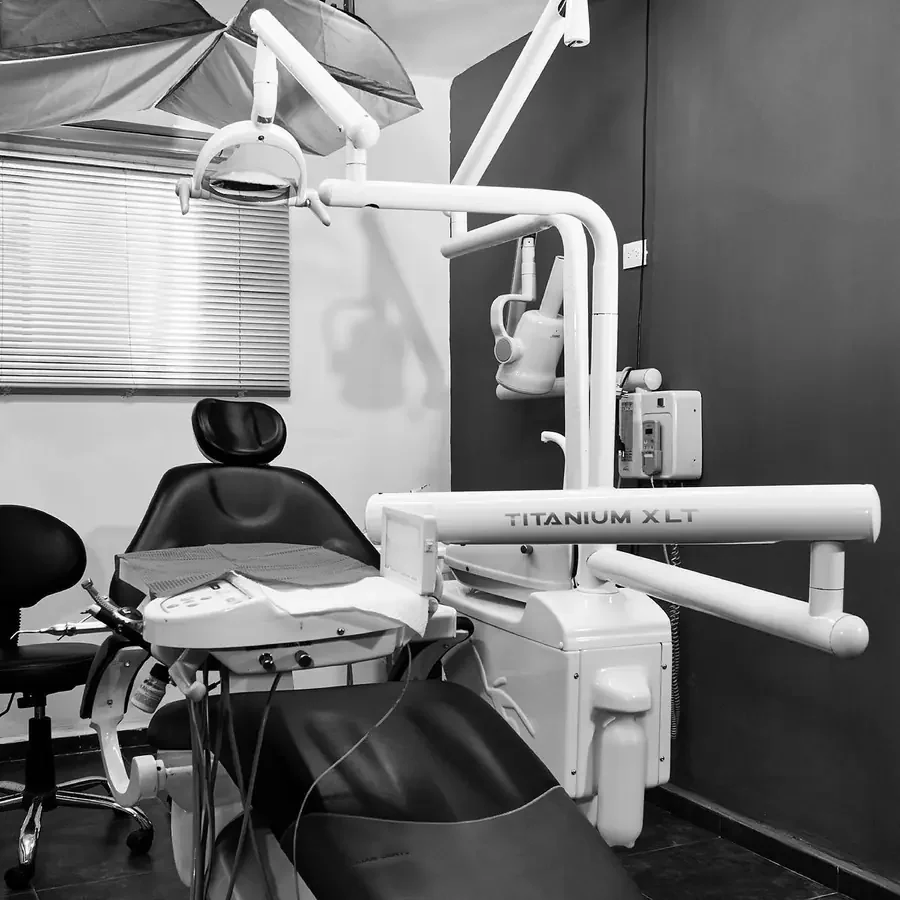 Sillón dental negro y equipo Titanium en un consultorio de Smile Republic, en blanco y negro