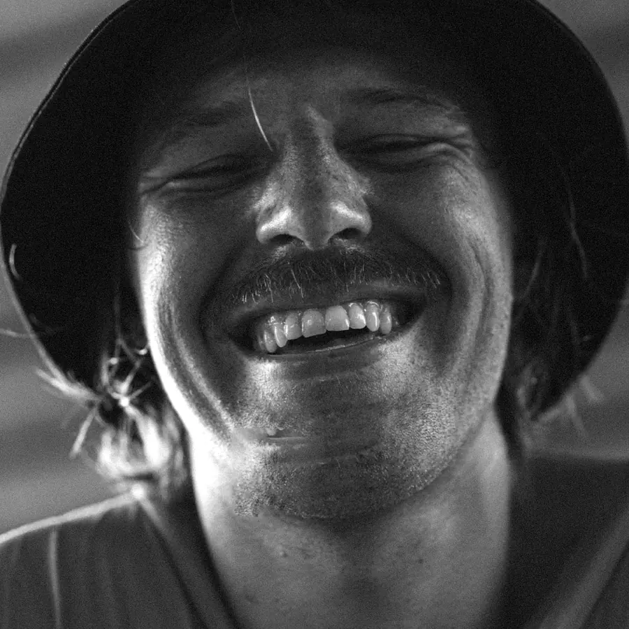 Niño riendo y mostrando sus dientes de leche, en blanco y negro