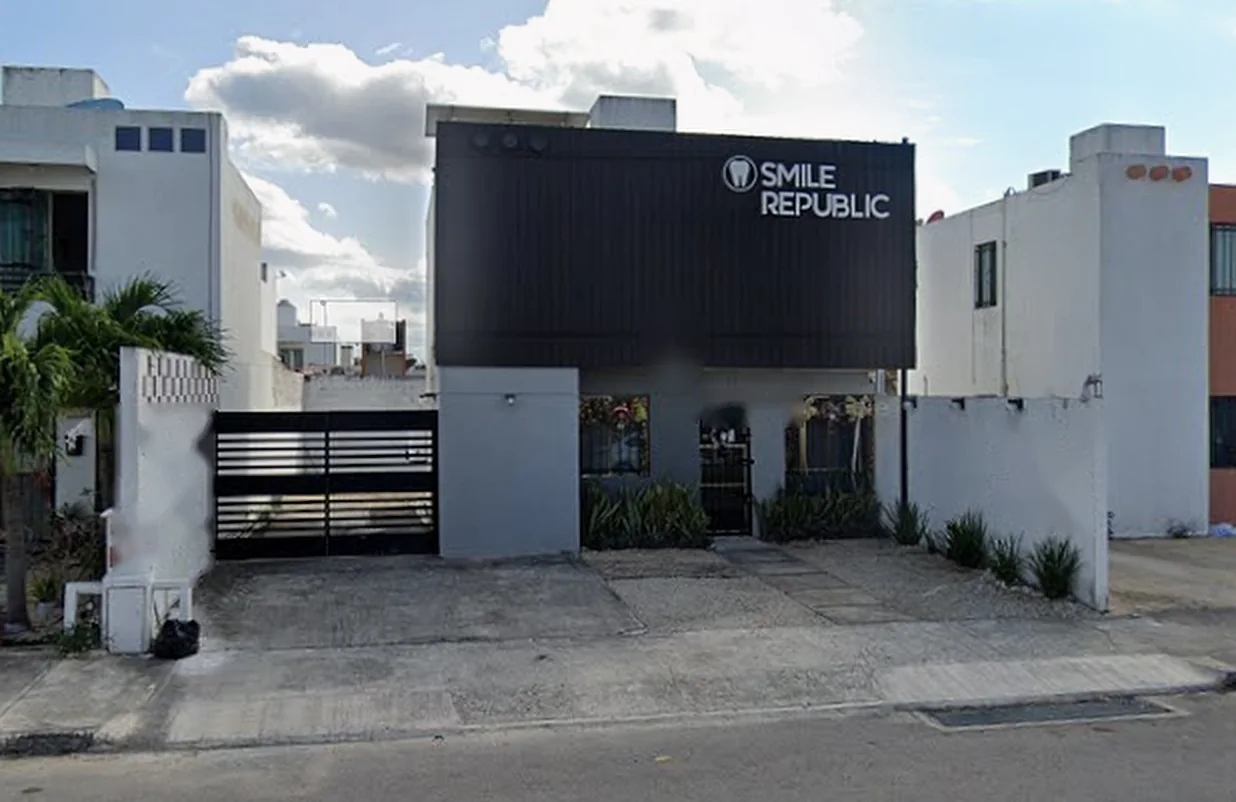 Fachada de Smile Republic Los Héroes, con su letrero blanco sobre muro negro