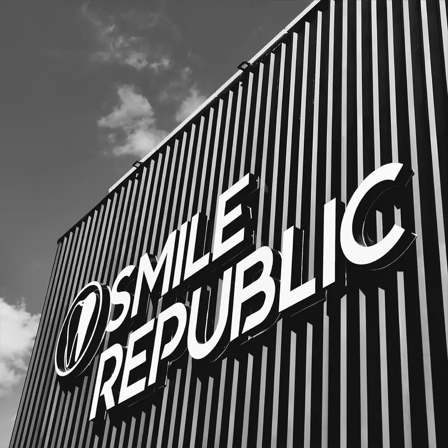 Letrero de Smile Republic sobre la fachada de la clínica, en Calle 55, Fracc. Las Américas